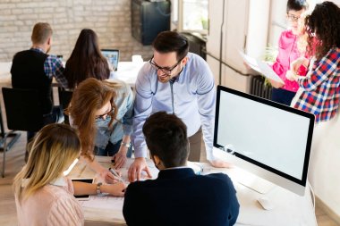 Startupteamwork beyin fırtınası toplantı kavramı. Proje üzerinde birlikte çalışan kişiler