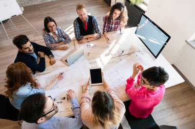 Tasarımcı ofisinde çalışan mutlu yaratıcı iş arkadaşları