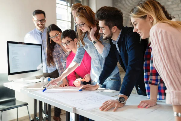 Joyeux Collaborateurs Créatifs Travaillant Dans Bureau Concepteur — Photo