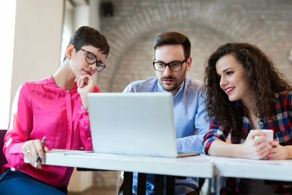 Grupo Arquitectos Empresarios Trabajando Juntos Haciendo Una Lluvia Ideas —  Fotos de Stock