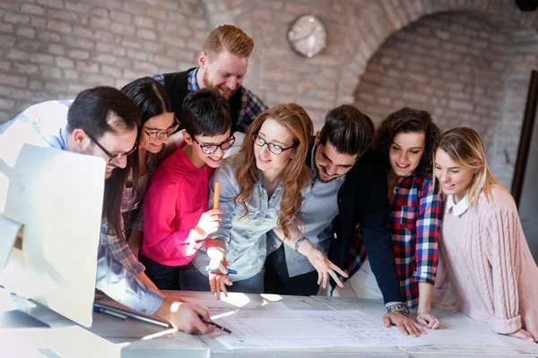 Kreative Jungunternehmer Und Architekten Arbeiten Büro Zusammen — Stockfoto