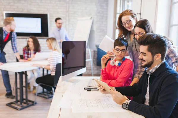 Resim birlikte modern ofisinde çalışan mimarlar