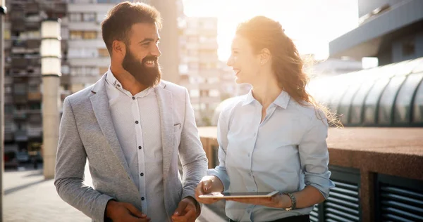 Collega Praten Buiten Onderbreking Van Werk — Stockfoto