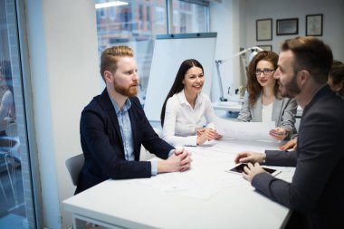 Birlikte bir proje üzerinde çalışırken ve ofiste beyin fırtınası iş adamları