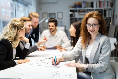 Bir grup mimar ve iş adamı birlikte çalışıyor ve beyin fırtınası yapıyorlar.