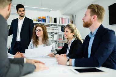 İşbirliği ve proje planları tartışırken profesyonel iş arkadaşları