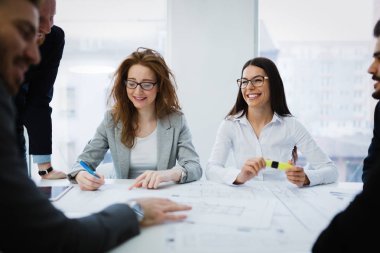 Takım birlikte Office proje üzerinde çalışan mimarlar