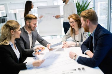 Modern toplantı odasında etmek ve iş kişi konferans