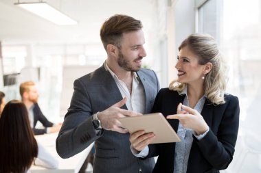 Tartışma ofiste sahip perspektif Mimarlar portresi