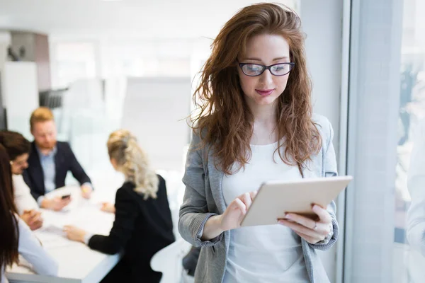 Tablet Van Holding Van Zakenvrouw Bij Conferentie Tablet Interne Vergadering — Stockfoto