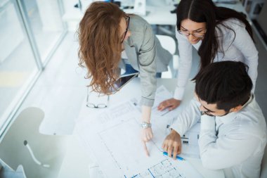 Genç iş adamları modern iş ofiste toplantı akıllı