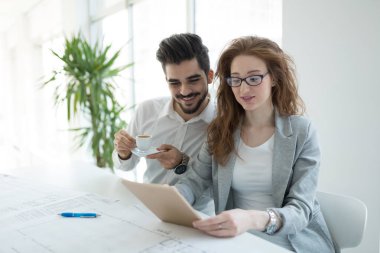 İş adamları iş yerinde eğleniyor ve sohbet ediyorlar.