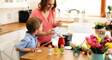 Genç anne ve sevimli oğlu eğleniyor sırasında resim yumurta Paskalya için