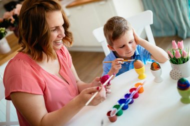 Genç anne ve sevimli oğlu eğleniyor sırasında resim yumurta Paskalya için