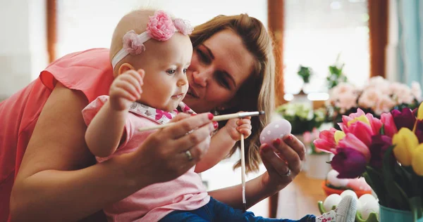 Mutter Und Tochter Beim Bemalen Von Ostereiern Glückliche Familie Bereitet — Stockfoto