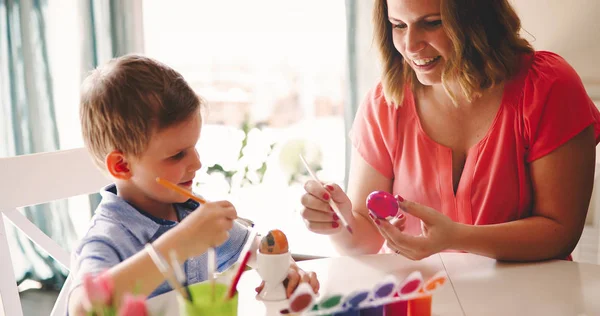 Młode Matki Syna Ładna Dobra Zabawa Podczas Malowania Jajek Wielkanoc — Zdjęcie stockowe