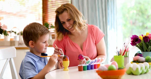 Jonge Moeder Haar Schattige Zoon Plezier Terwijl Schilderij Eieren Voor — Stockfoto