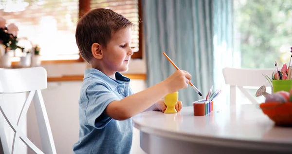 Bonito Menino Pintando Ovos Páscoa Coloridos — Fotografia de Stock