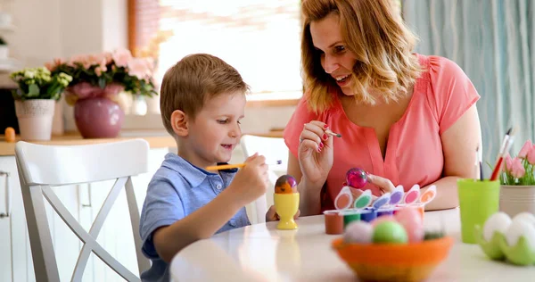 Молодая Мать Милый Сын Веселятся Рисуя Яйца Пасху — стоковое фото