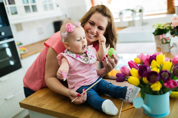 Glücklicher Muttertag Tochter Gratuliert Müttern Und Schenkt Blumen — Stockfoto