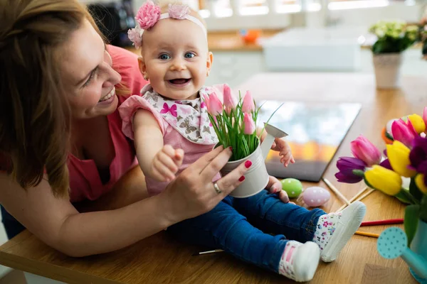 Ημέρα Της Μητέρας Παιδί Κόρη Συγχαίρει Moms Και Δίνει Λουλούδια — Φωτογραφία Αρχείου