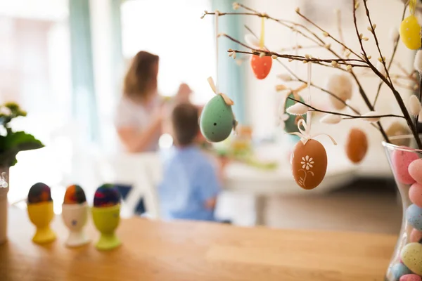 Perfecte Kleurrijke Mooie Paaseieren Een Moderne Keuken — Stockfoto