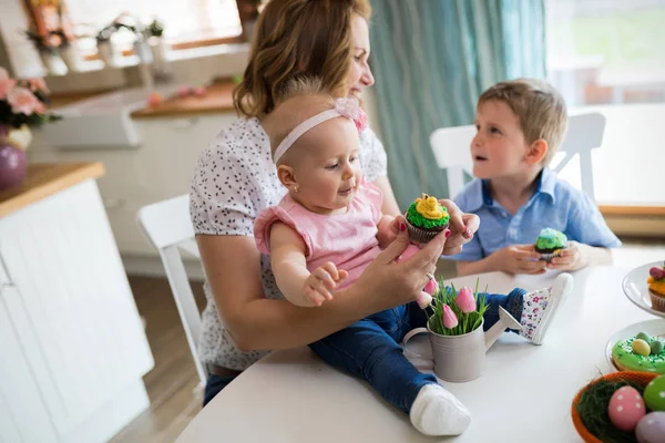 Crianças com mãe comendo cupcakes — Fotografia de Stock