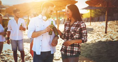 plajda eğlenmek arkadaşlar