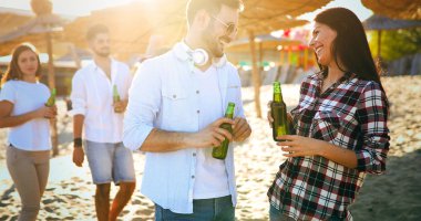 plajda eğlenmek arkadaşlar