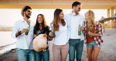 plajda eğlenmek arkadaşlar