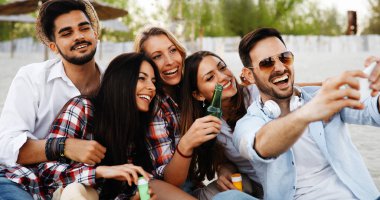 Yaz, tatil, tatil ve mutluluk kavramı - arkadaş grubu