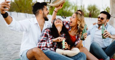 Genç arkadaşlar sahilde bir parti grup portresi