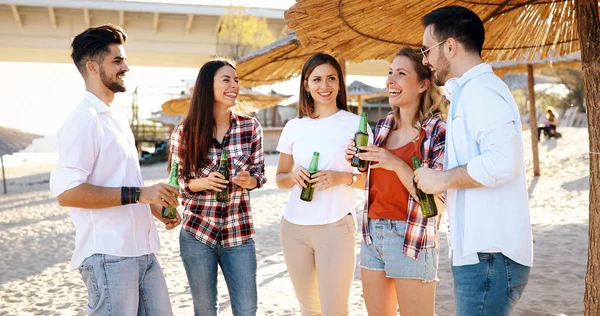 Amigos divertirse en la playa —  Fotos de Stock