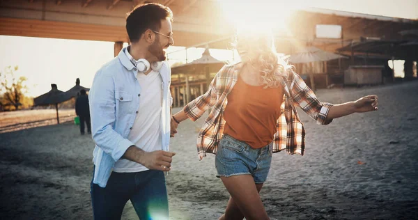 Felice Coppia Sorridente Divertirsi Spiaggia — Foto Stock