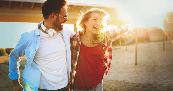 Pareja feliz sonriendo y divirtiéndose —  Fotos de Stock