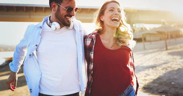 Felice coppia sorridente e divertirsi tempo — Foto Stock