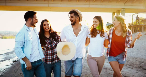 Amigos divertirse en la playa — Foto de Stock