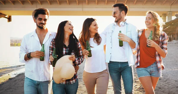 Vrienden plezier op strand — Stockfoto