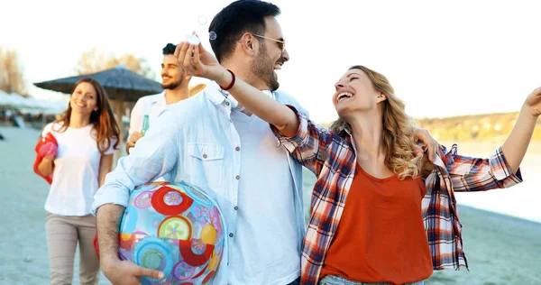 Gruppo Amici Felici Che Festeggiano Sulla Spiaggia Divertono — Foto Stock