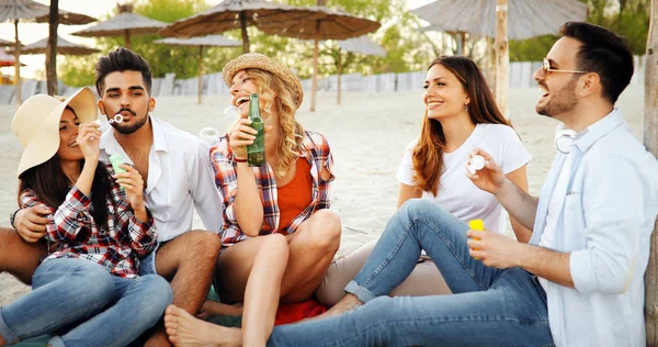 Beach Party Med Vänner Glada Ungdomar Spenderar Trevlig Tid Tillsammans — Stockfoto