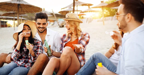 Ritratto Gruppo Giovani Amici Che Danno Una Festa Sulla Spiaggia — Foto Stock