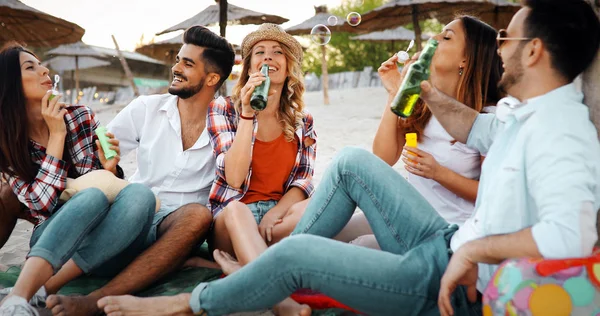 Grupo Jovens Amigos Rindo Bebendo Cerveja Praia — Fotografia de Stock