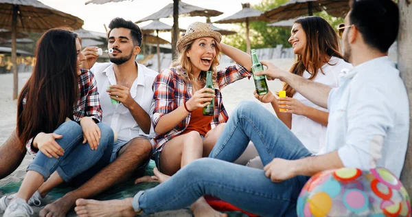 Gruppo Amici Che Danno Una Festa Sulla Spiaggia — Foto Stock