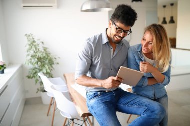 Office proje üzerinde birlikte coworking çalışan mimarlar ve tasarımcılar insanlar