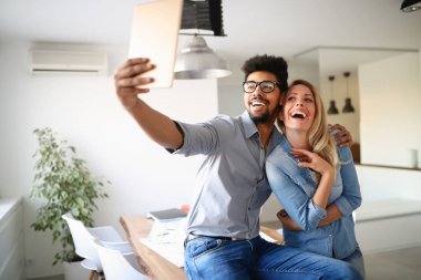 Yenilikçi fikirler ve yeni şirket kavramı için pazarlama iş ve eğlenceli bir sürü