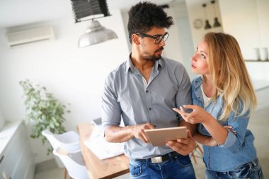 Grup genç Mimarlar proje üzerinde birlikte çalışma