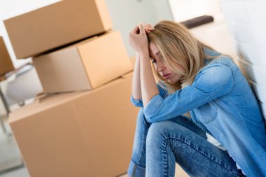 Güzel kadın yeni evine hareket ederken yorgun yorgun