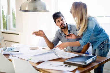 İş adamları ve projede birlikte ofiste çalışan mimarlar