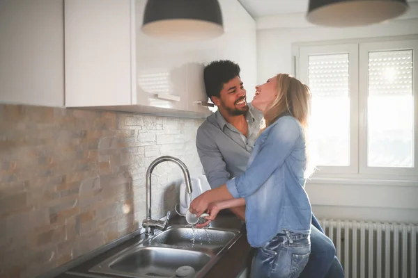 Jovem Casal Apaixonado Fazendo Pratos Cozinha Sorrindo — Fotografia de Stock