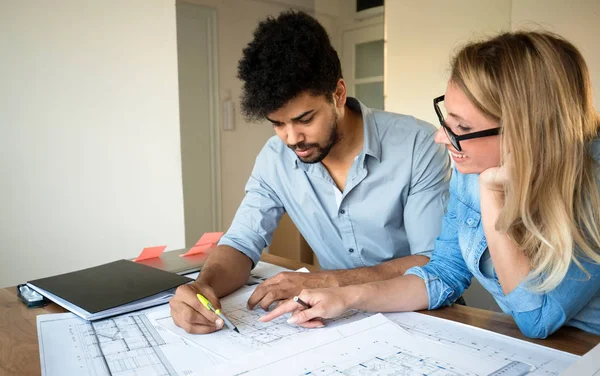 Empresarios Arquitectos Trabajando Juntos Proyectos Oficina — Foto de Stock